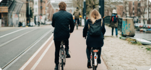 Man en vrouw fietsen naast elkaar.