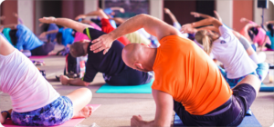 Man volgt een sportles voor beginners